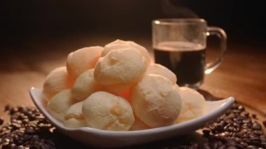 Brezilya peynirli ekmek. Peynirli ekmek, kahve, şeker ve kekle kahvaltı masası.