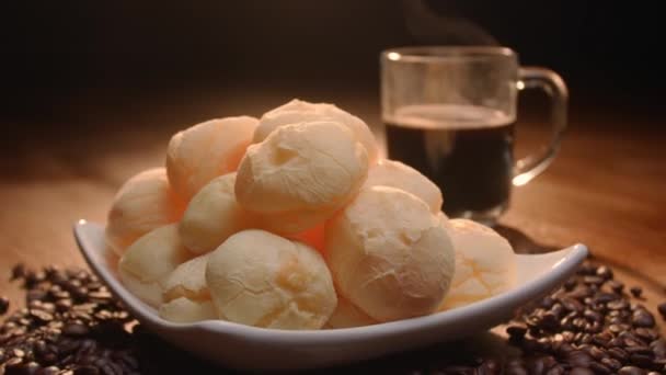 Brazilský Sýrový Chléb Jídelní Stůl Sýrovým Chlebem Kávou Cukrem Koláčem — Stock video