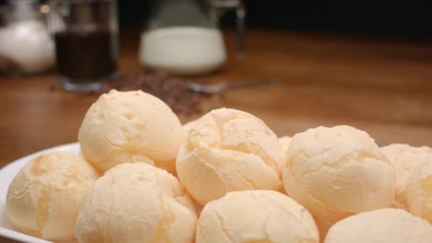 Brazilský Sýrový Chléb Jídelní Stůl Sýrovým Chlebem Kávou Cukrem Koláčem — Stock video