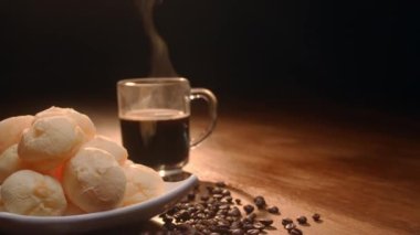 Brezilya peynirli ekmek. Peynirli ekmek, kahve, şeker ve kekle kahvaltı masası.