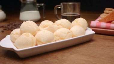 Brezilya peynirli ekmek. Peynirli ekmek, kahve, şeker ve kekle kahvaltı masası.