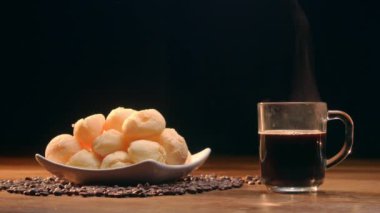 Brezilya peynirli ekmek. Peynirli ekmek, kahve, şeker ve kekle kahvaltı masası.