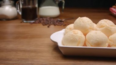 Brezilya peynirli ekmek. Peynirli ekmek, kahve, şeker ve kekle kahvaltı masası.