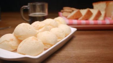 Brezilya peynirli ekmek. Peynirli ekmek, kahve, şeker ve kekle kahvaltı masası.