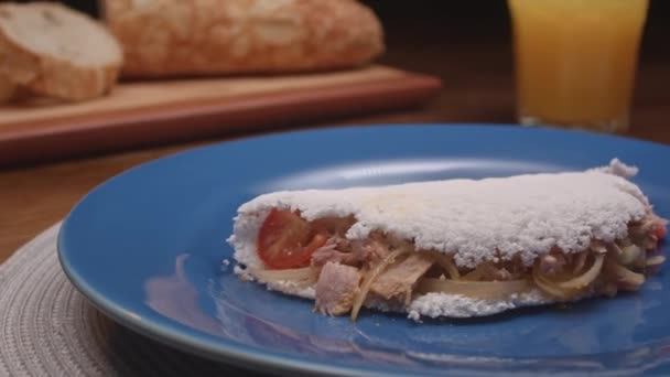 Tapioca Brasileira Com Atum Tomate Cebola — Vídeo de Stock