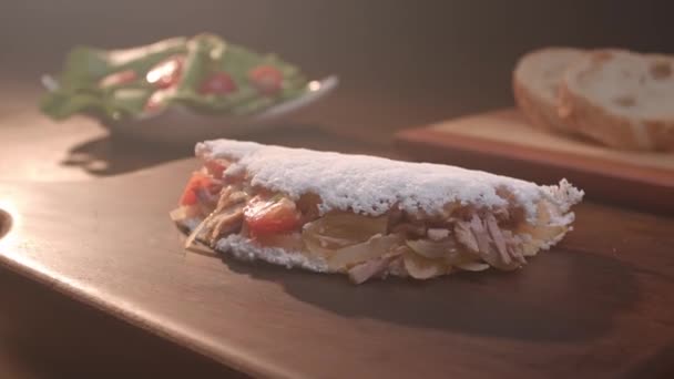 Brasilianische Tapioka Mit Thunfisch Tomaten Und Zwiebeln — Stockvideo