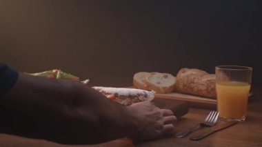 Ton balığı, domates ve soğanlı Brezilya tapyokası.