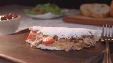 Ton balığı, domates ve soğanlı Brezilya tapyokası.