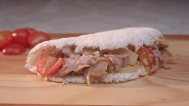 Ton balığı, domates ve soğanlı Brezilya tapyokası.