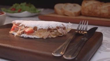 Ton balığı, domates ve soğanlı Brezilya tapyokası.
