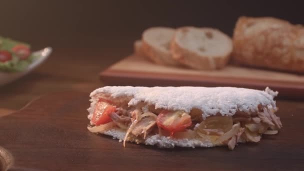 Brazylijska Tapioka Tuńczykiem Pomidorem Cebulą — Wideo stockowe