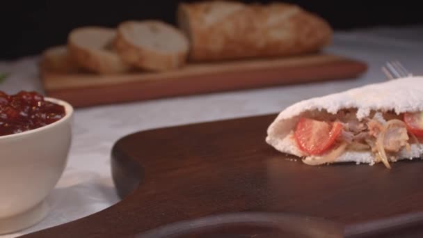 Tapioca Brasileira Com Atum Tomate Cebola — Vídeo de Stock