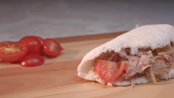 Tapioca Brasileña Con Atún Tomate Cebolla — Vídeos de Stock
