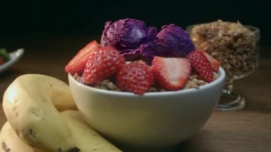 Çilek, granola ve muzla hazırlanmış Brezilya acai 'si