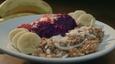 Çilek, granola ve muzla hazırlanmış Brezilya acai 'si