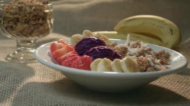 Çilek, granola ve muzla hazırlanmış Brezilya acai 'si