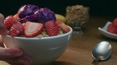 Çilek, granola ve muzla hazırlanmış Brezilya acai 'si