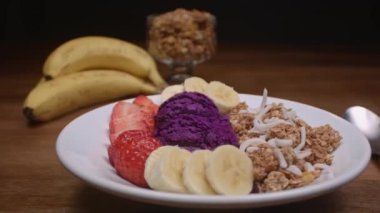 Çilek, granola ve muzla hazırlanmış Brezilya acai 'si