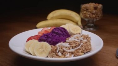 Çilek, granola ve muzla hazırlanmış Brezilya acai 'si