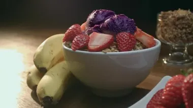 Çilek, granola ve muzla hazırlanmış Brezilya acai 'si