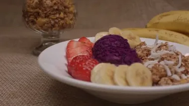 Çilek, granola ve muzla hazırlanmış Brezilya acai 'si