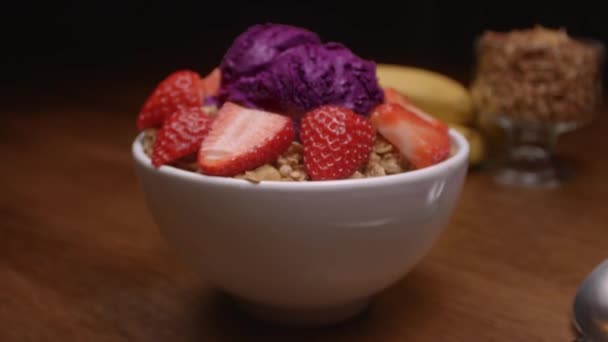 Brasilianische Acai Mit Erdbeere Müsli Und Banane Zubereitet — Stockvideo