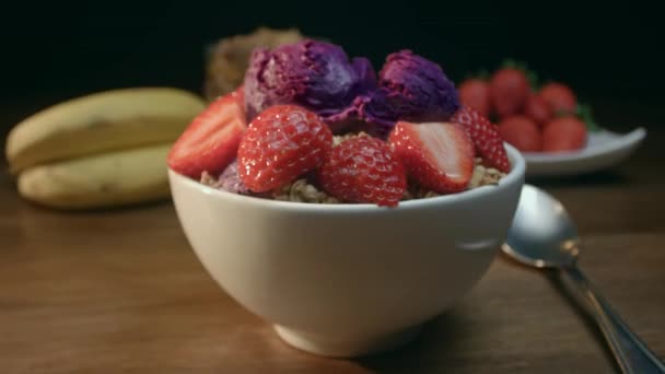 Brasilianische Acai Mit Erdbeere Müsli Und Banane Zubereitet — Stockvideo