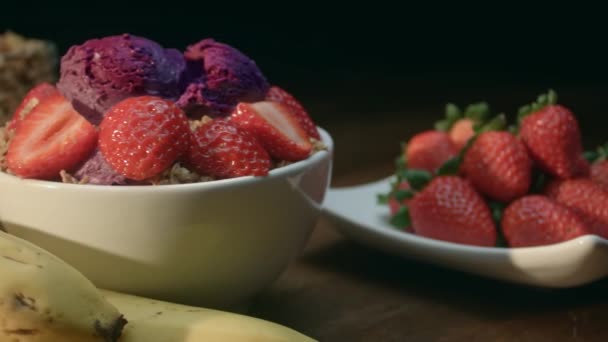 Brasilianische Acai Mit Erdbeere Müsli Und Banane Zubereitet — Stockvideo