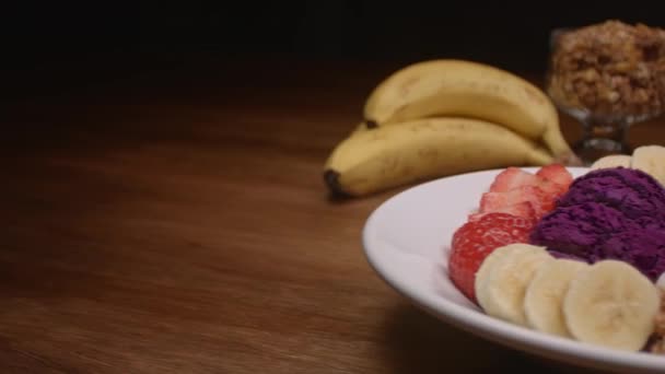 Braziliaanse Acai Bereid Met Aardbeien Granola Banaan — Stockvideo