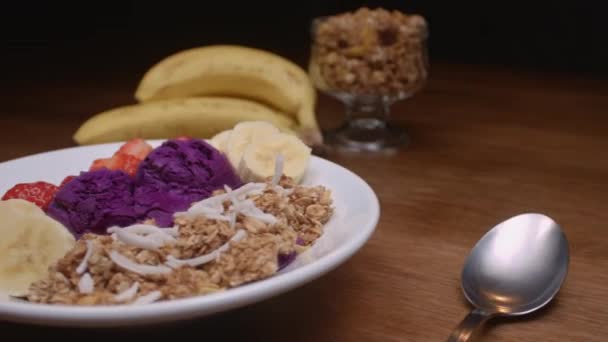 Brasilianische Acai Mit Erdbeere Müsli Und Banane Zubereitet — Stockvideo