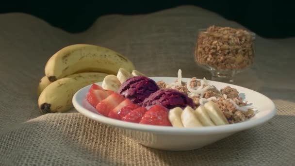 Brasilianische Acai Mit Erdbeere Müsli Und Banane Zubereitet — Stockvideo