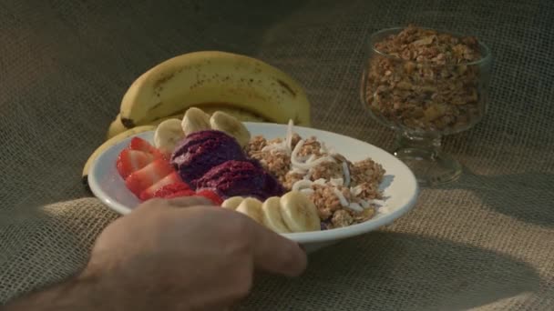 Brasilianische Acai Mit Erdbeere Müsli Und Banane Zubereitet — Stockvideo