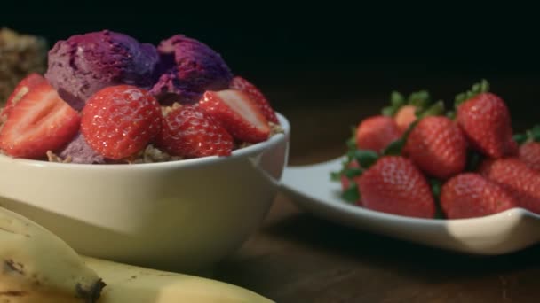 Brasilianische Acai Mit Erdbeere Müsli Und Banane Zubereitet — Stockvideo