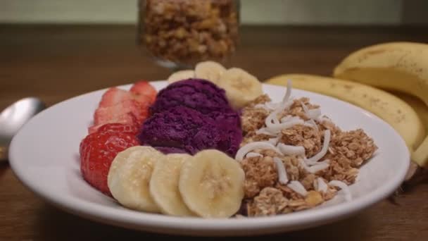 Açaí Brasileiro Preparado Com Morango Granola Banana — Vídeo de Stock