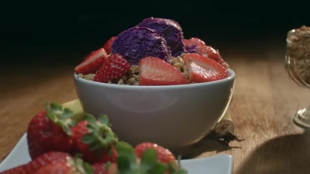用草莓 格拉诺拉和香蕉配制的巴西鳄梨 — 图库视频影像