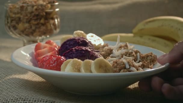 Brasilianische Acai Mit Erdbeere Müsli Und Banane Zubereitet — Stockvideo