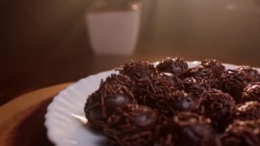Geleneksel Brezilya parti şekeri, çikolatalı Brigadeiro
