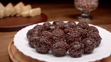 Geleneksel Brezilya parti şekeri, çikolatalı Brigadeiro