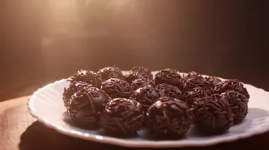Geleneksel Brezilya parti şekeri, çikolatalı Brigadeiro