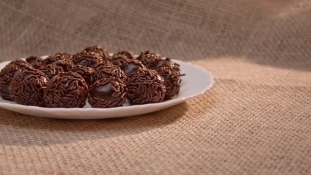 Geleneksel Brezilya Parti Şekeri Çikolatalı Brigadeiro — Stok video