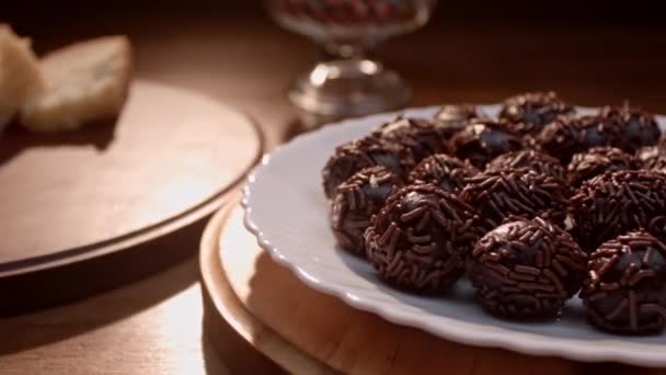 Tradiční Brazilské Cukroví Čokoládový Brigadeiro — Stock video