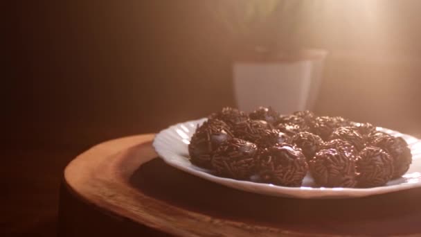 Tradiční Brazilské Cukroví Čokoládový Brigadeiro — Stock video