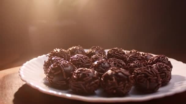 Het Traditionele Braziliaanse Feestsnoep Chocolade Brigadeiro — Stockvideo