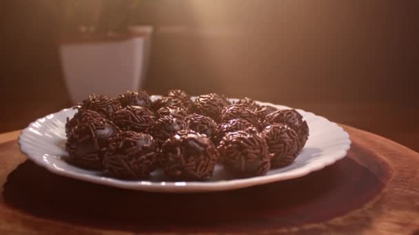 Het Traditionele Braziliaanse Feestsnoep Chocolade Brigadeiro — Stockvideo