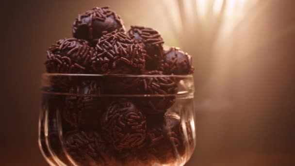 ブラジルの伝統的なパーティーキャンディ チョコレートブリガダイロ — ストック動画