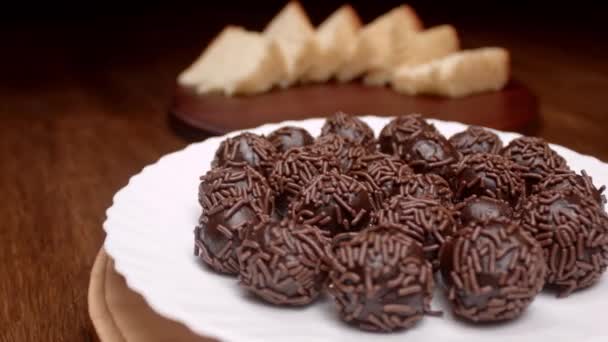 Die Traditionelle Brasilianische Party Süßigkeit Die Schokolade Brigadeiro — Stockvideo