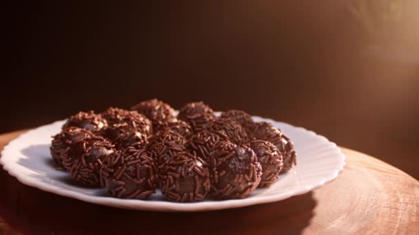 Het Traditionele Braziliaanse Feestsnoep Chocolade Brigadeiro — Stockvideo