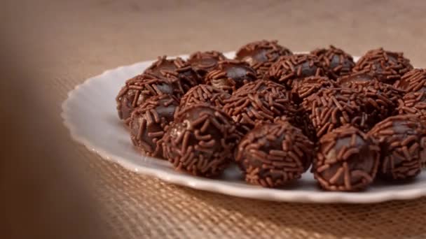 Den Traditionella Brasilianska Fest Godis Choklad Brigadeiro — Stockvideo