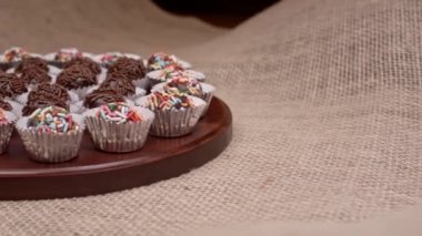Geleneksel Brezilya parti şekeri, çikolatalı Brigadeiro