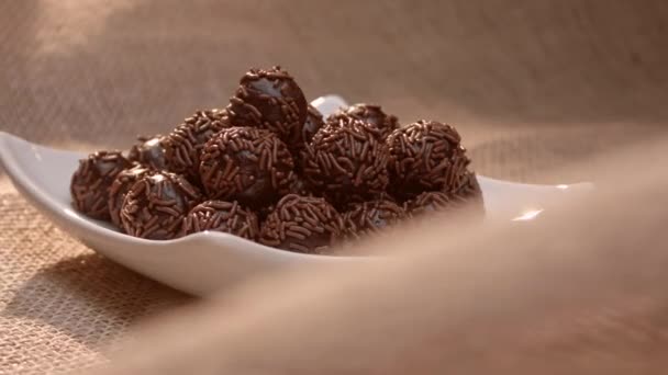 Die Traditionelle Brasilianische Party Süßigkeit Die Schokolade Brigadeiro — Stockvideo